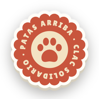 Clac solidario con forma de sello y el lema «PATAS ARRIBA»