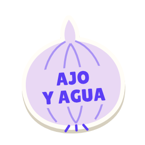Clac con forma de una cabeza de ajo y el texto «AJO Y AGUA»