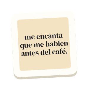 Clac con forma de una cita escrita a mano y el texto «me encanta que me hablen antes del café.»