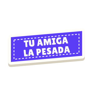 Clac con forma de una etiqueta y el texto «TU AMIGA LA PESADA»