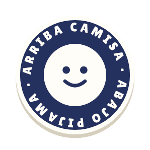 Clac con forma de una insignia redonda y el texto «ARRIBA CAMISA · ABAJO PIJAMA»